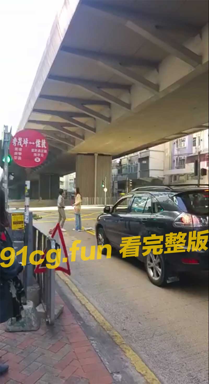 在繁华的都市大街上一对年轻的情侣因为琐事激烈争吵闹掰后意外升级成为火辣的公开脱衣激情表演秀