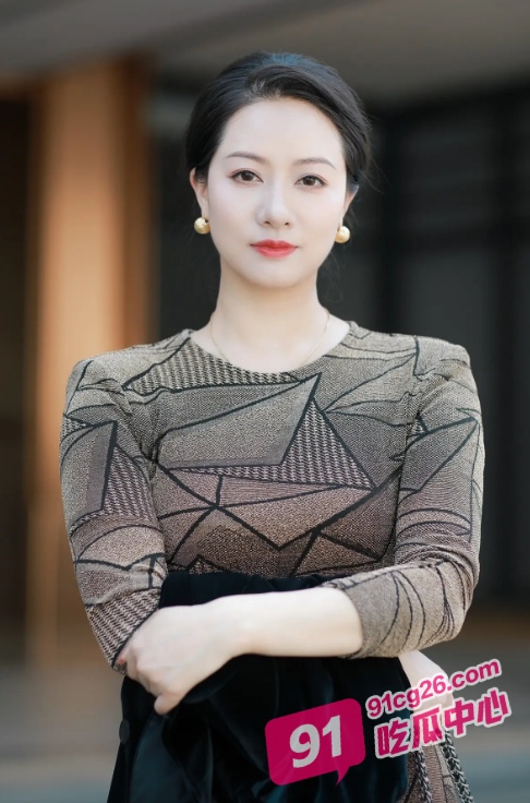 母子乱伦之妈妈带儿子参加乱伦派对 这下可以名正言顺地操儿子了!