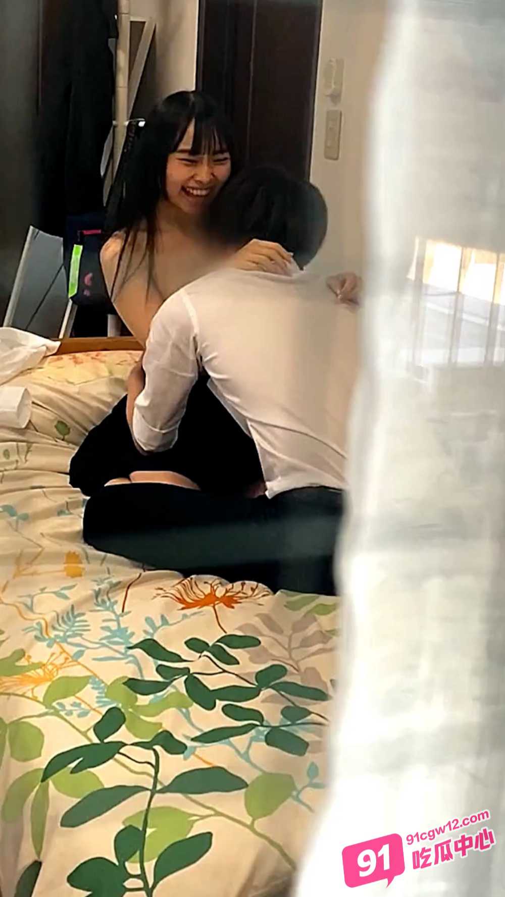 超棒身材大学美女柯菲约会男友 居家骑乘顶操 看得好想加入啊！ 配图4