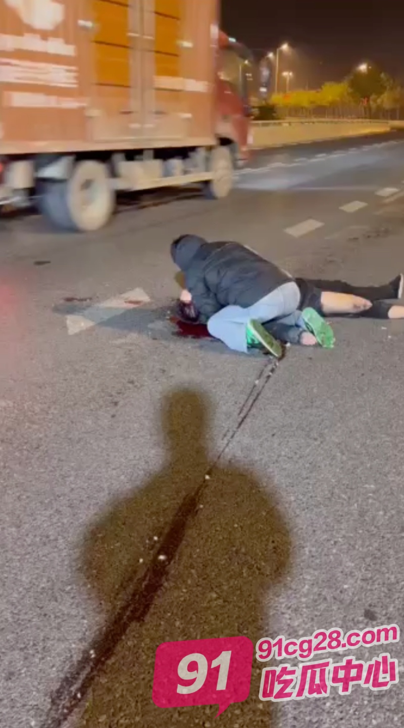 西安摩托车司机酒驾车祸事件!一男子在向另一男子施救 被过往车辆撞倒