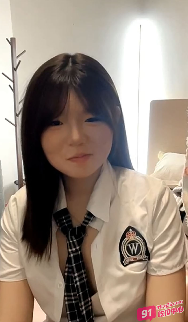 JK黑丝3p伺候哥哥的大肉棒 两个渣男一个拍一个干!