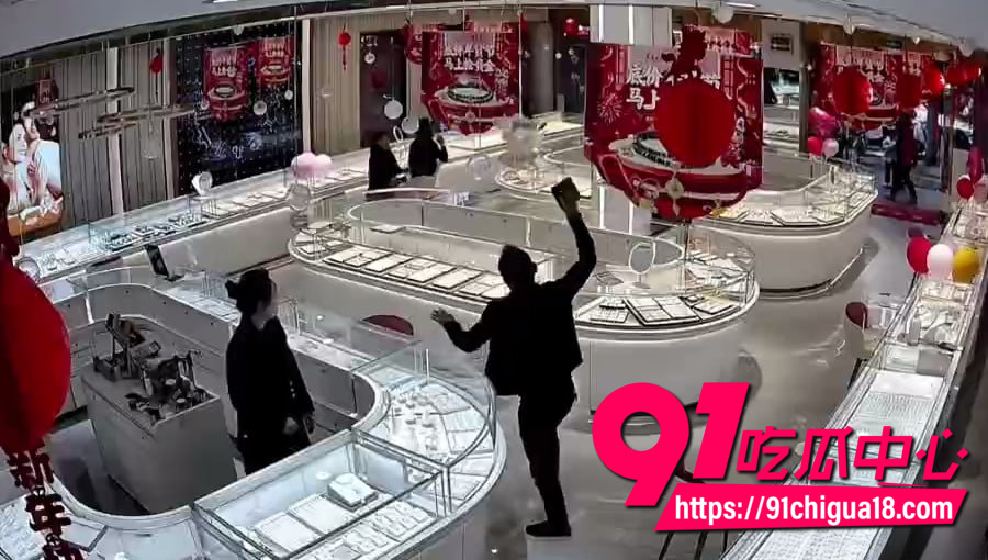苍溪周大生砸店现场监控4 苍溪周大生砸店现场监控4