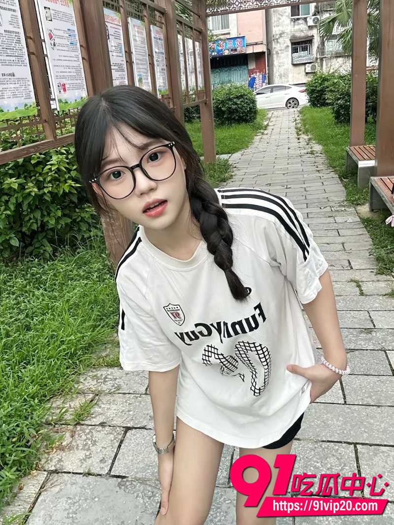 广东深圳眼镜学妹王宇婷 背地里竟是男友玩物 镜子前被后入女上位性爱自拍曝光!