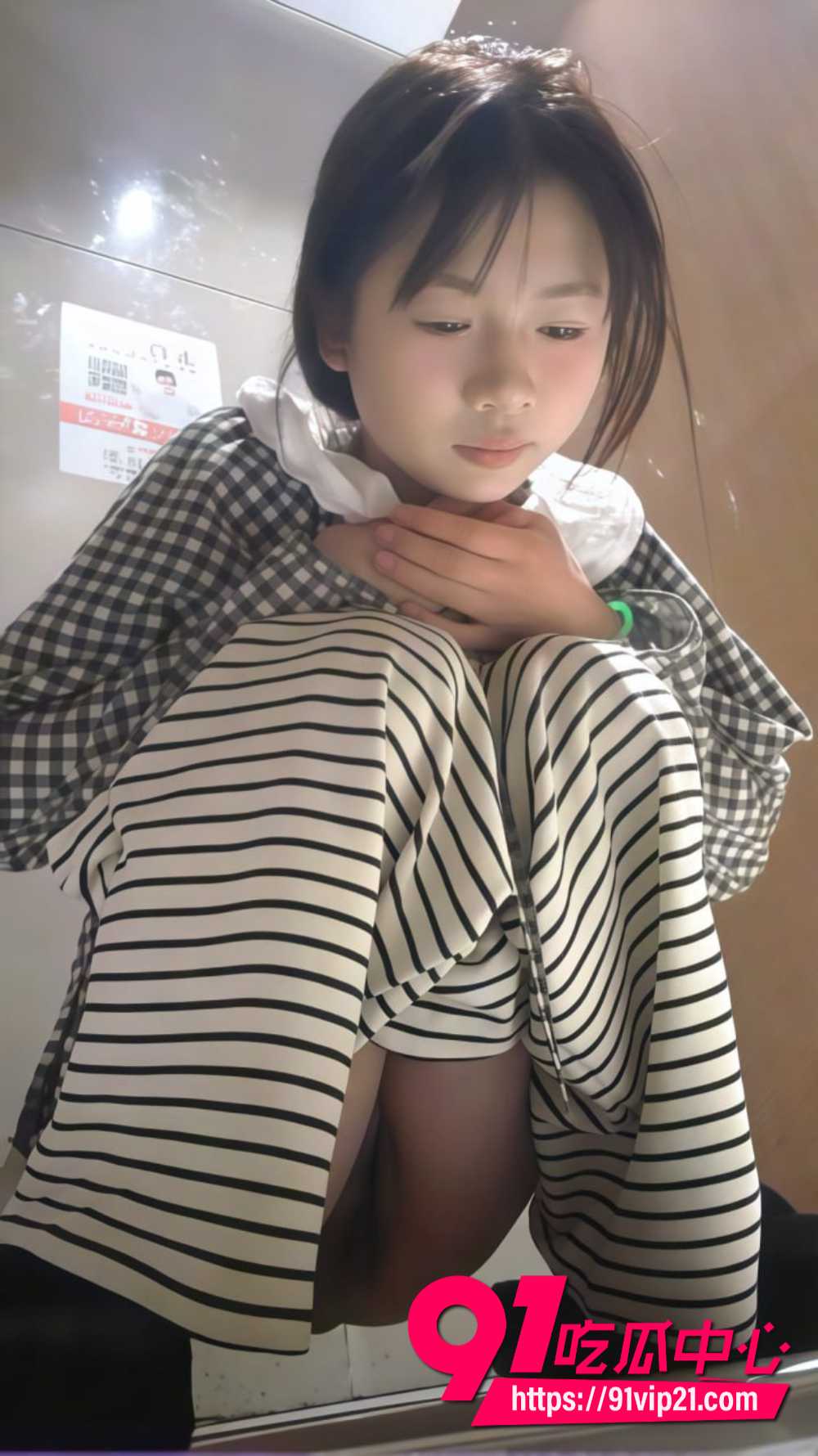 女厕偷拍粉衣妹2 女厕偷拍粉衣妹2