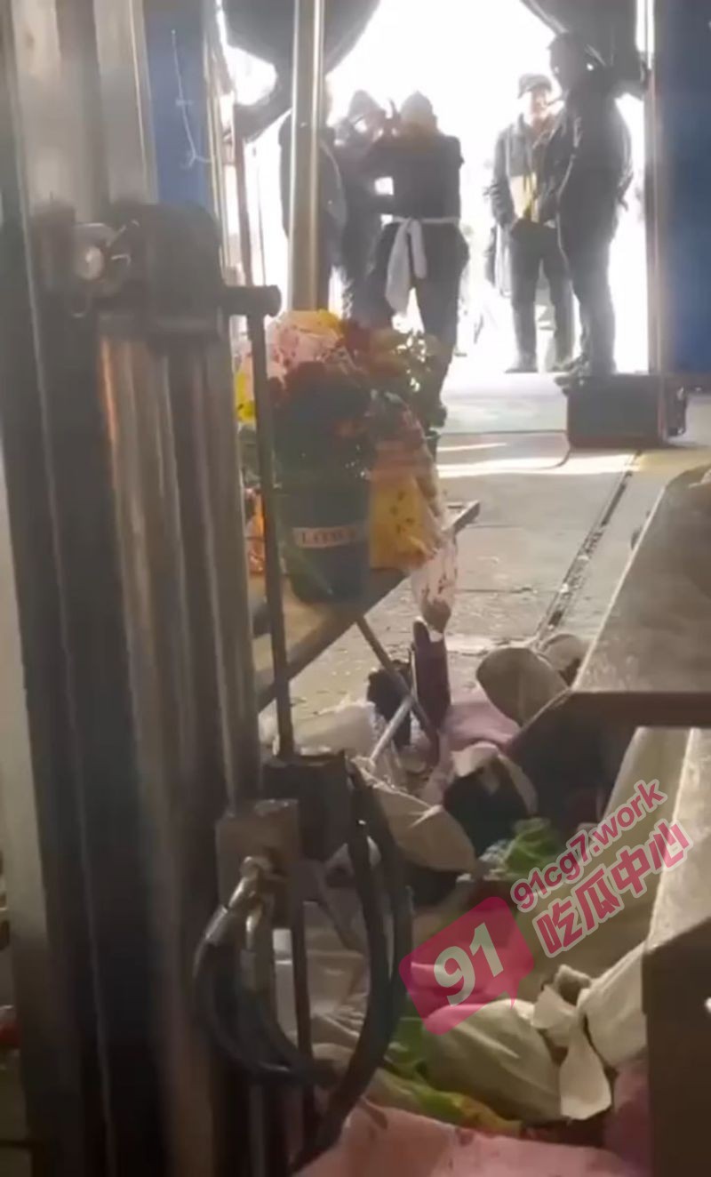 葬礼蹦迪第一人！ 山西大爷在葬礼上跳 科目三动作娴熟 紧跟时代潮流 真是学到老活到老！