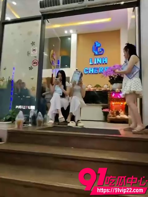 修车吃瓜 大神坐实越南地下色情暗网 最贵全套才231元 妹子还能现场随便选