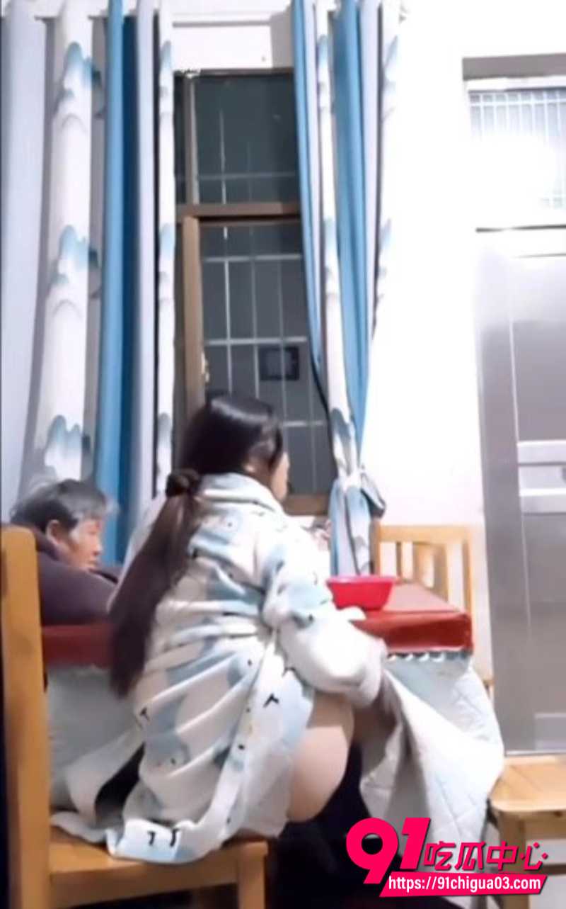 妹子偷摸在奶奶面前自慰4
