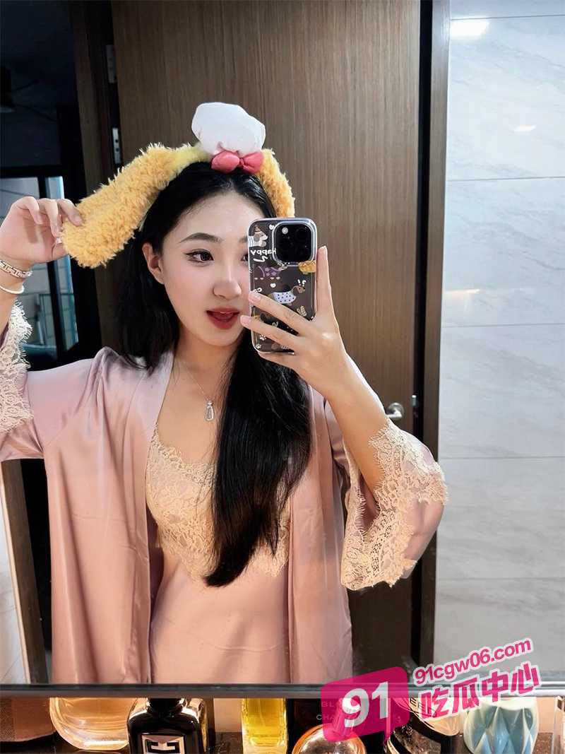 浙江淫妻梁涵韵 直播一边和粉丝打电话一边做爱 丝袜高跟被抽插爽到难以自拔！