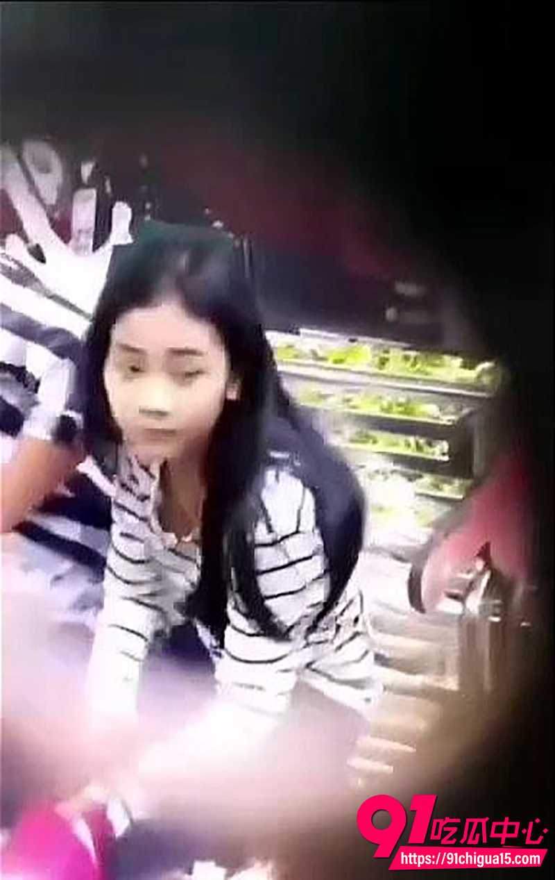 雨中偷拍不雅动作 小情侣打伞遮羞 男友激情抠弄女友下体！