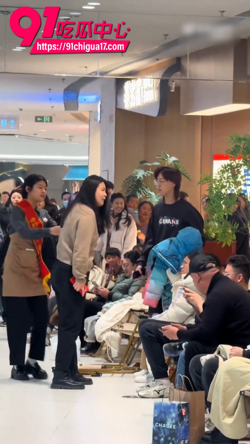 济南万达广场突发街头对骂宝妈PK年轻情侣8 济南万达广场突发街头对骂宝妈PK年轻情侣8