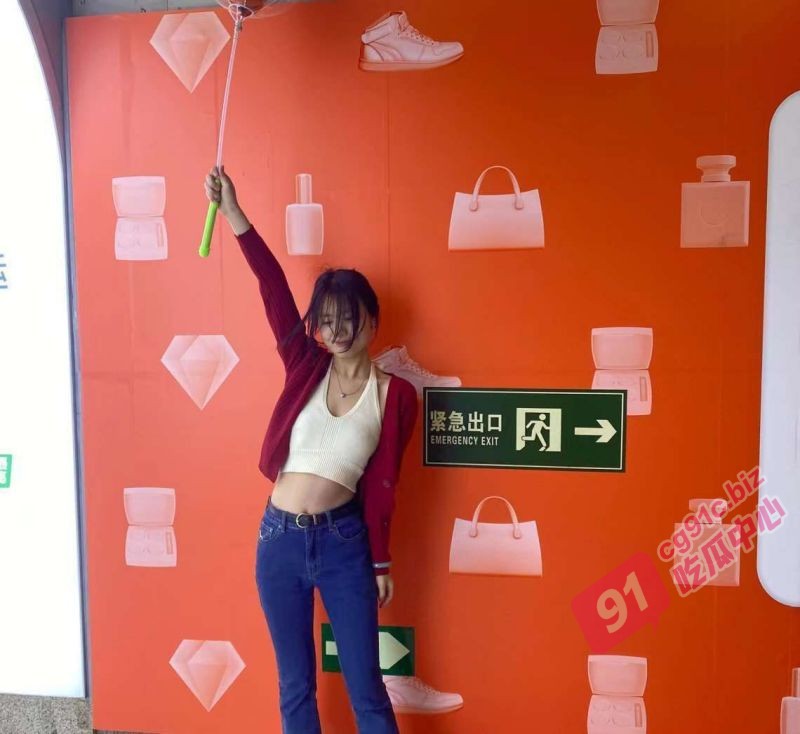 华裔大学生性欲爆棚~女上位主动坐屌骑乘 脸上神情甚是淫骚!