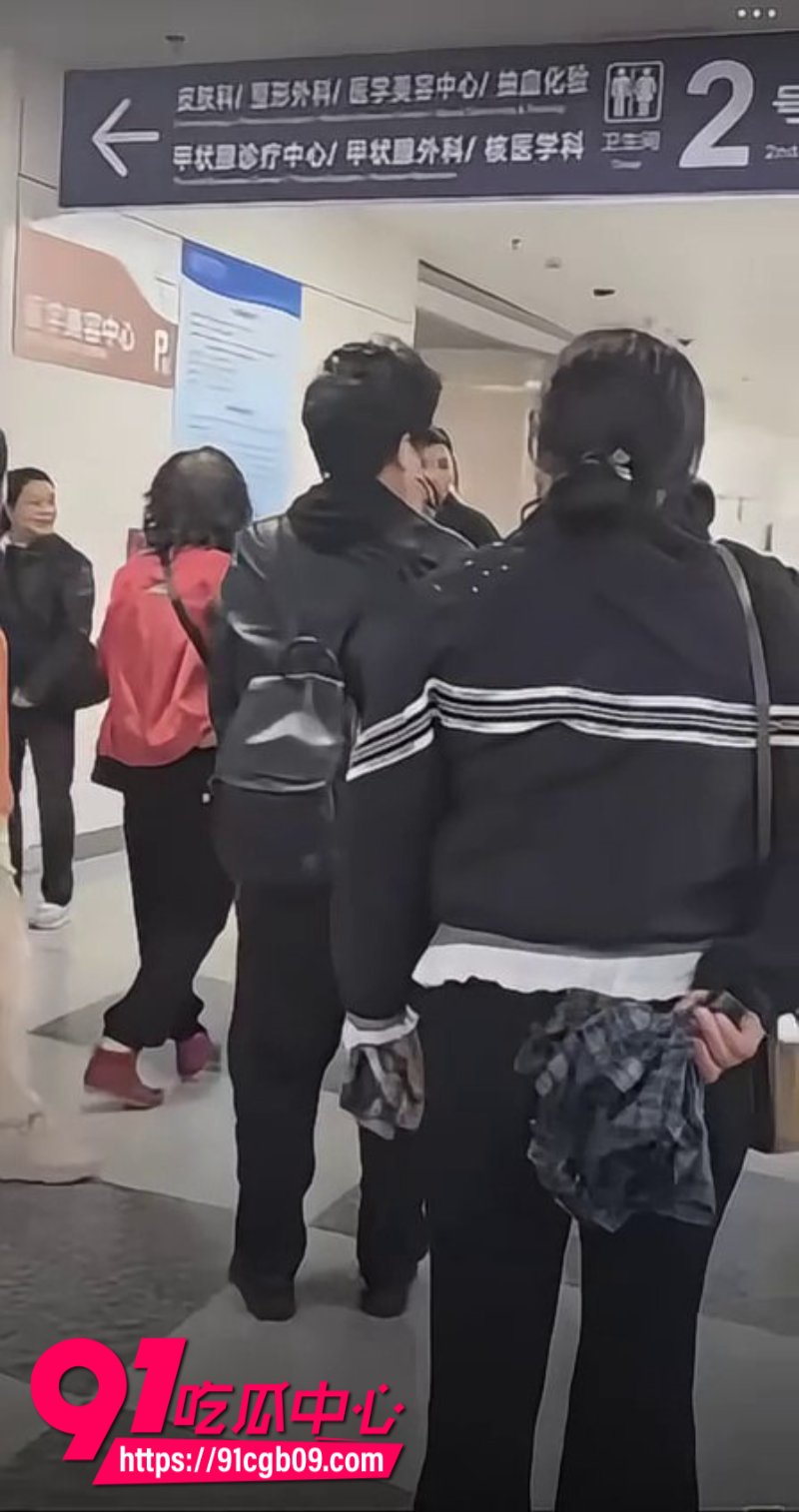 温州某医院家暴事件 当着众人的面暴打老婆 吃瓜群众纷纷围观