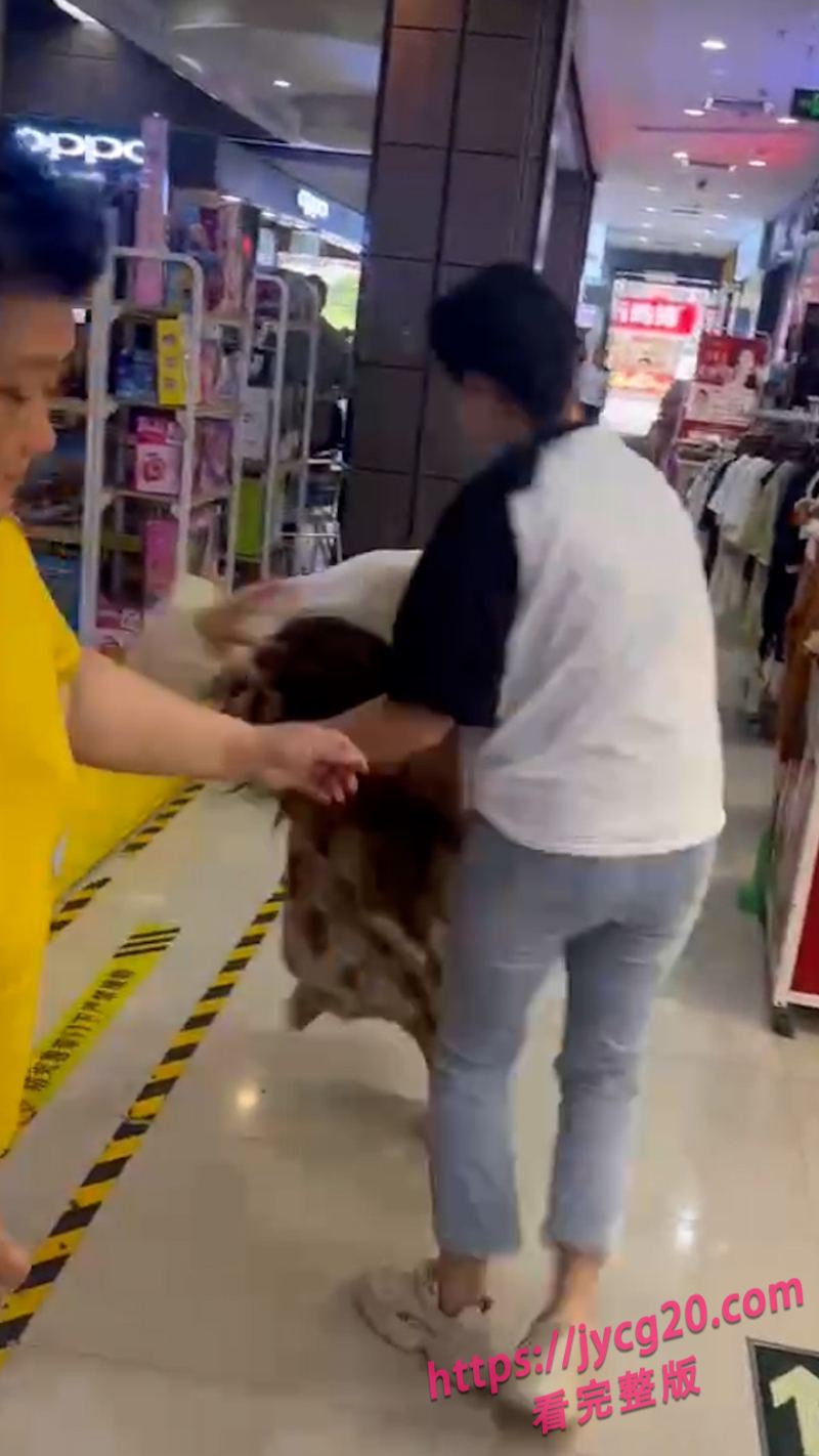 美甲店突发修罗场!原配现场怒撕情敌画面曝光