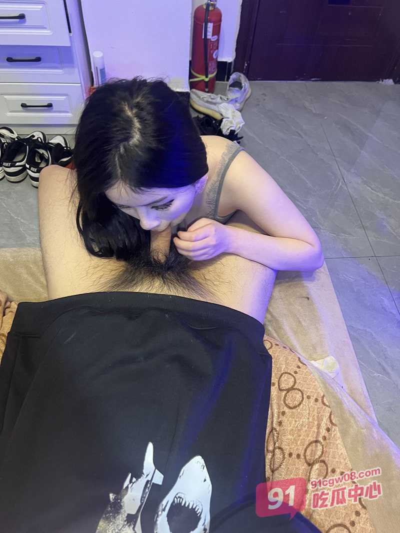 青岛张思雨被会所男模狠狠调教 急迫舔鸡巴伸出舌头等待颜射 人长得帅就是吃香！ 配图