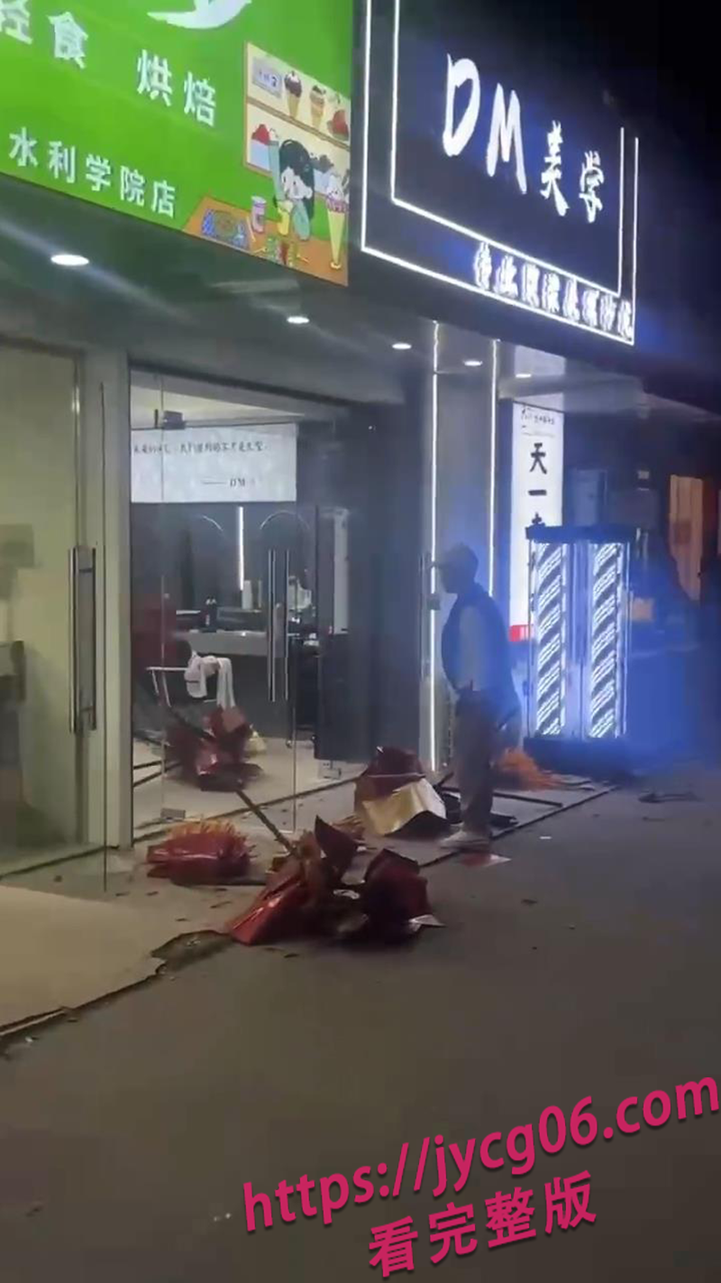 安徽某理发店开业当天被大姨砸店！真相令人直呼爽快！ 配图3