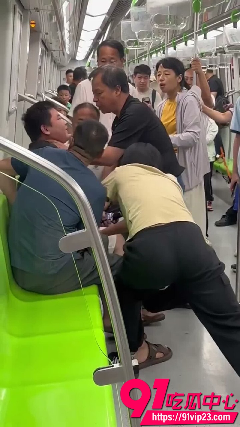 江苏南京地铁3号线少年情绪失控 拉紧急制动扬言报复社会被乘客合力控制6 江苏南京地铁3号线少年情绪失控 拉紧急制动扬言报复社会被乘客合力控制6