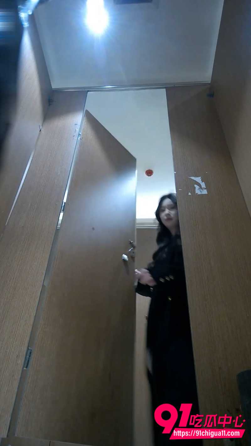 独家偷拍KTV女厕全景7 独家偷拍KTV女厕全景7
