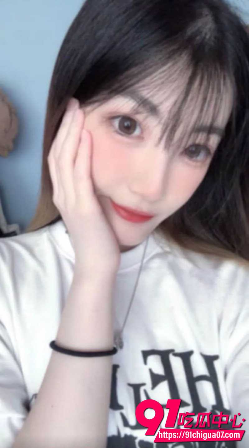重庆母狗姜舒悦 与男友在家激战视频曝光 长腿足交榨精 乌黑骚穴狂吞肉棒高潮迭起！