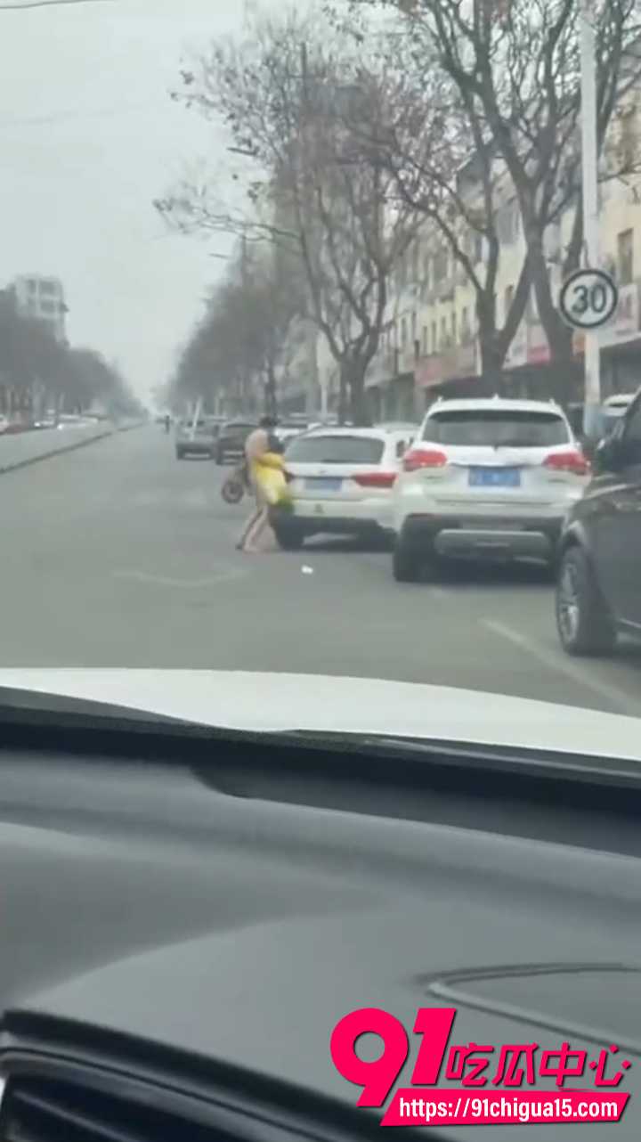 山东费县二中门口裸男对着轿车当街发情7