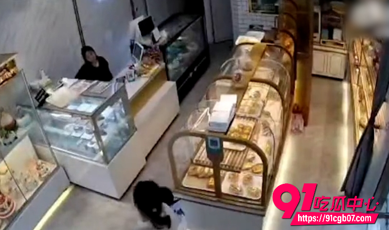 江西一孩子用手触摸蛋糕被店家好心提醒2