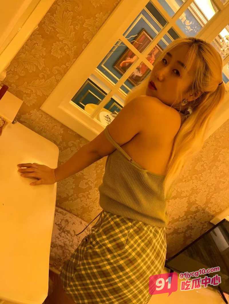 西南交通大学陈思琴私下性欲极强 被学长抓住头发大力后入！ 配图2