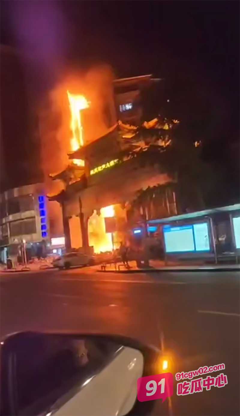 重庆市江南装饰城发生重大火灾 整栋大楼烧了 起火点在一楼难逃生 配图4