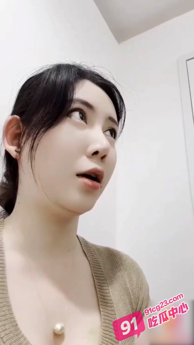 营业员王佳佳偶遇心动顾客 试衣间调戏跪舔 镜前被后入啪啪颜射！ 配图3