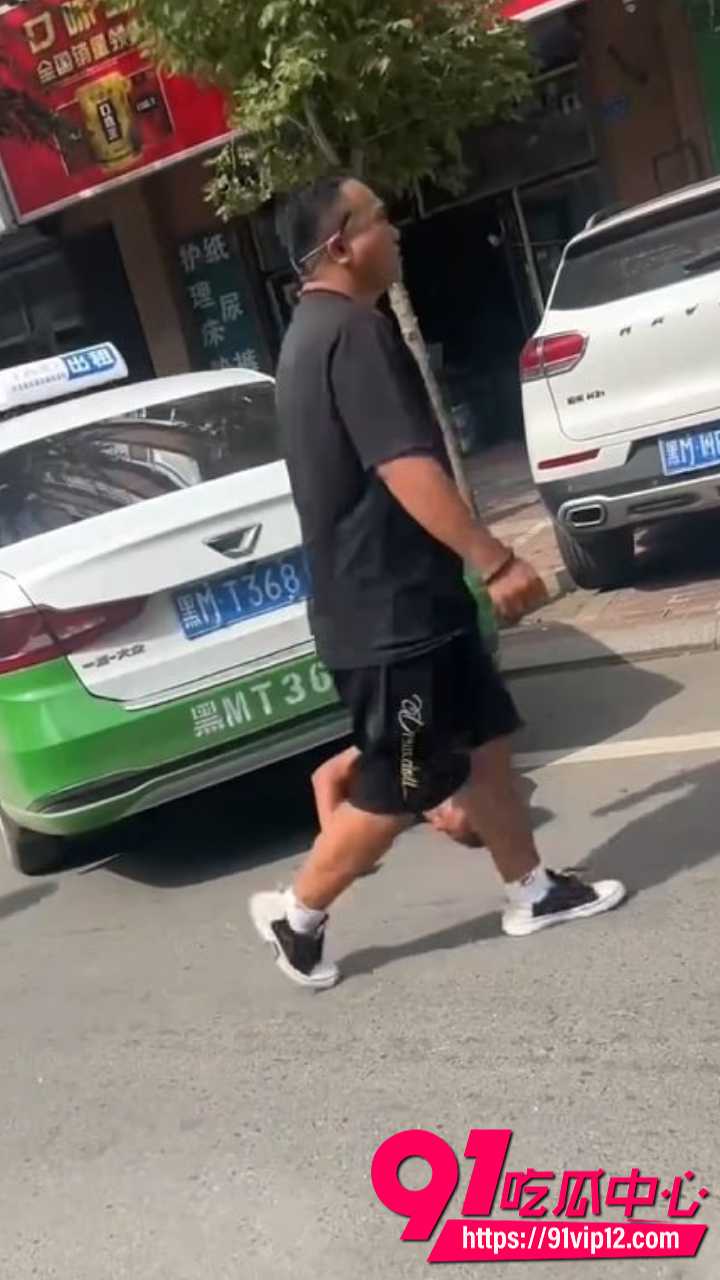 黑龙江男子被出租车碾压3