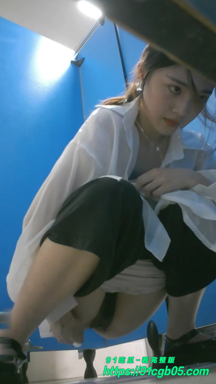 四川某艺术学院女厕所偷拍2