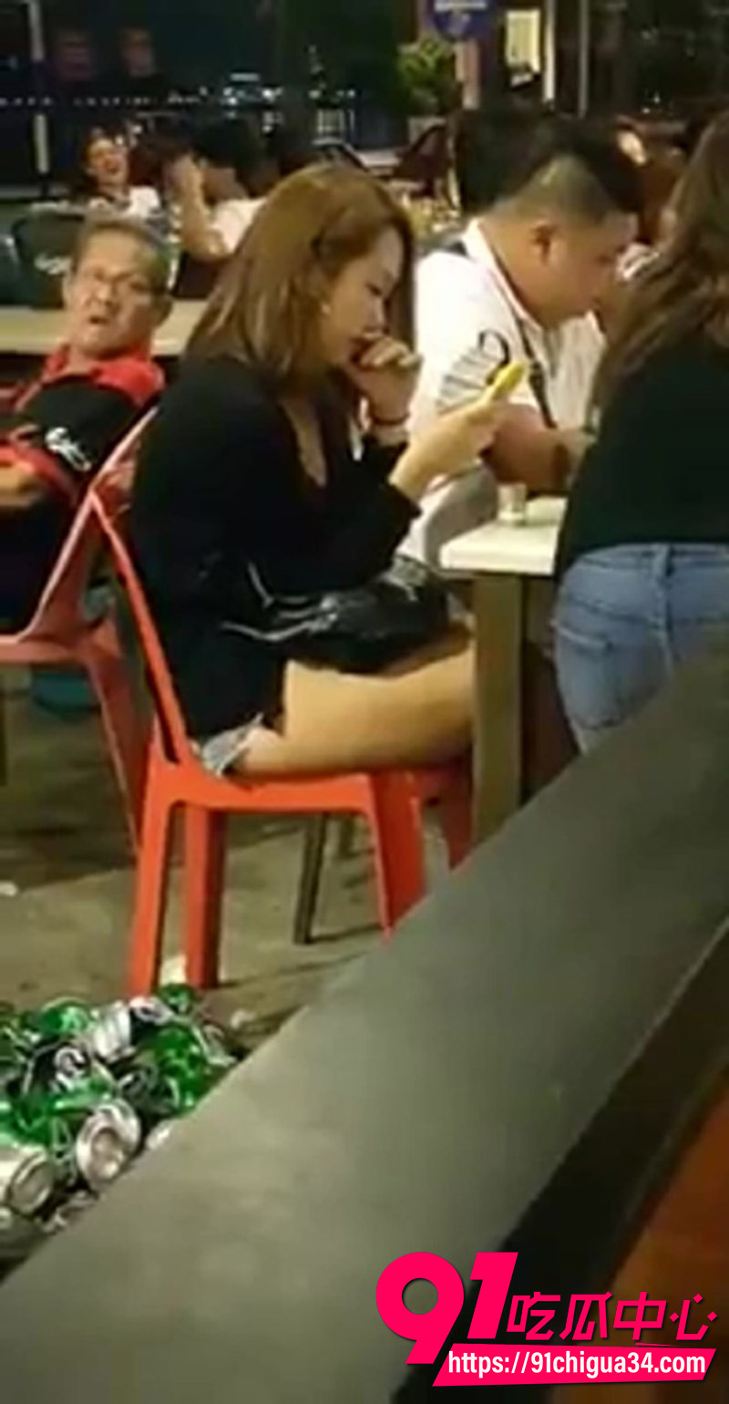 夜市老头打飞机视频 老色批旁若无人意淫美女 户外露出撸鸡巴被偷拍 夜市老头打飞机视频 老色批旁若无人意淫美女 户外露出撸鸡巴被偷拍