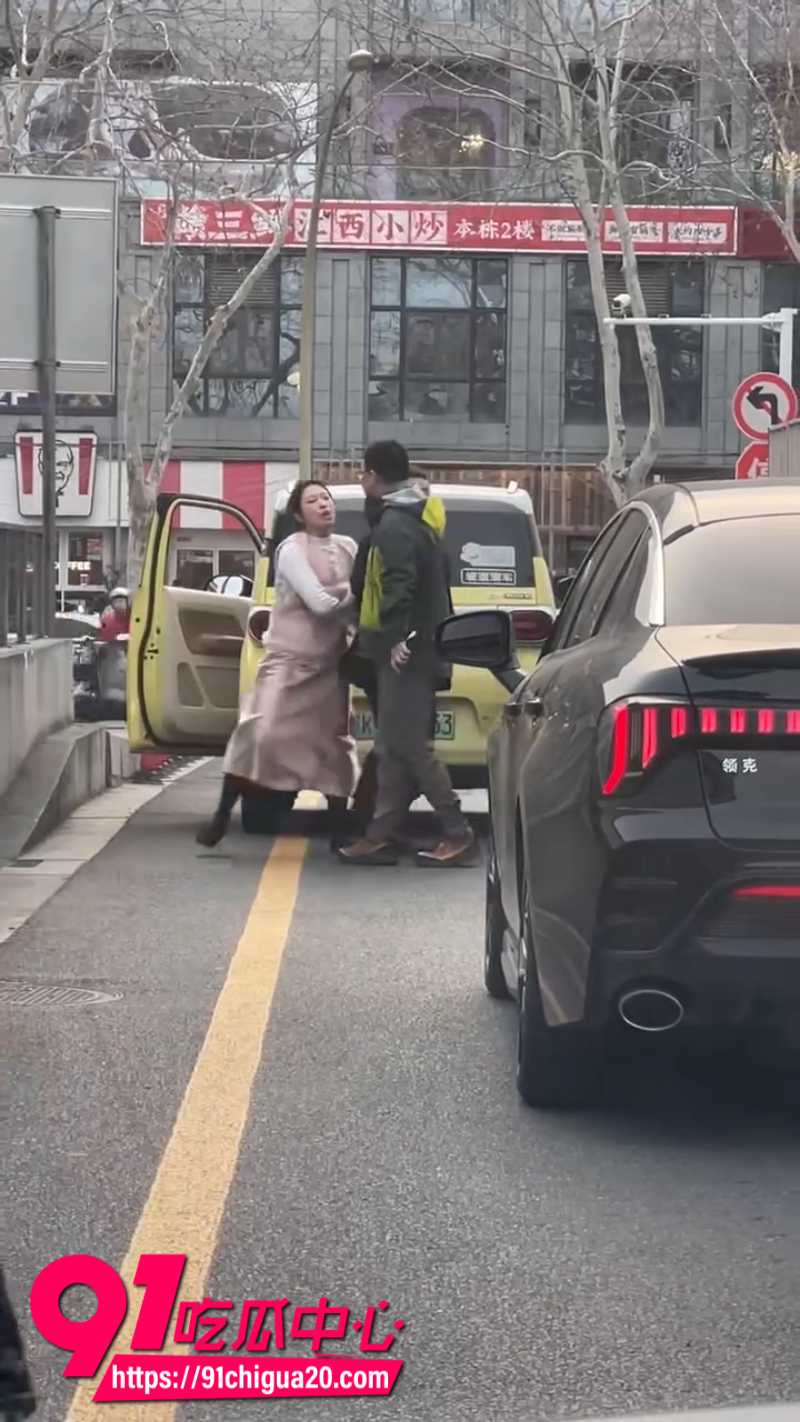 江苏扬州万象汇事件 男司机追尾发生剐蹭后 当街怒扇嘴臭姐的一巴掌被判赔偿3W