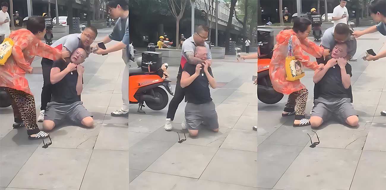 大爷街头怒怼顺丰小哥 遭其反杀锁喉 被重拳打到满嘴血渍 路人拉都拉不住！