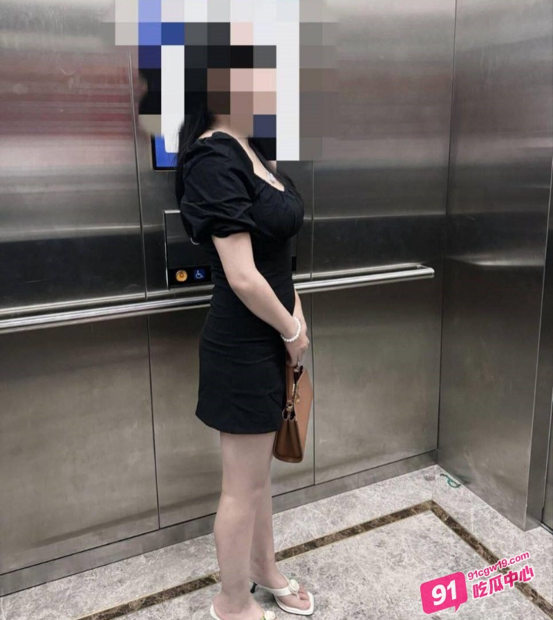 餐厅包间里的狂热乱伦~亲兄妹失控性爱 公共场所私密激情! 配图4