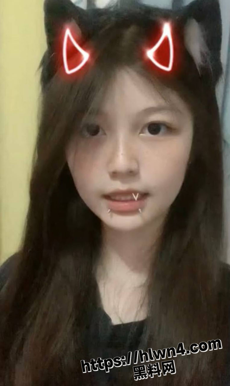 唇钉小太妹放假在家被金主远程网调 身材高挑皮肤白嫩 全裸自慰取悦主人！
