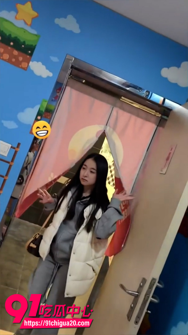 厕拍大神在商场女厕所极限偷拍6