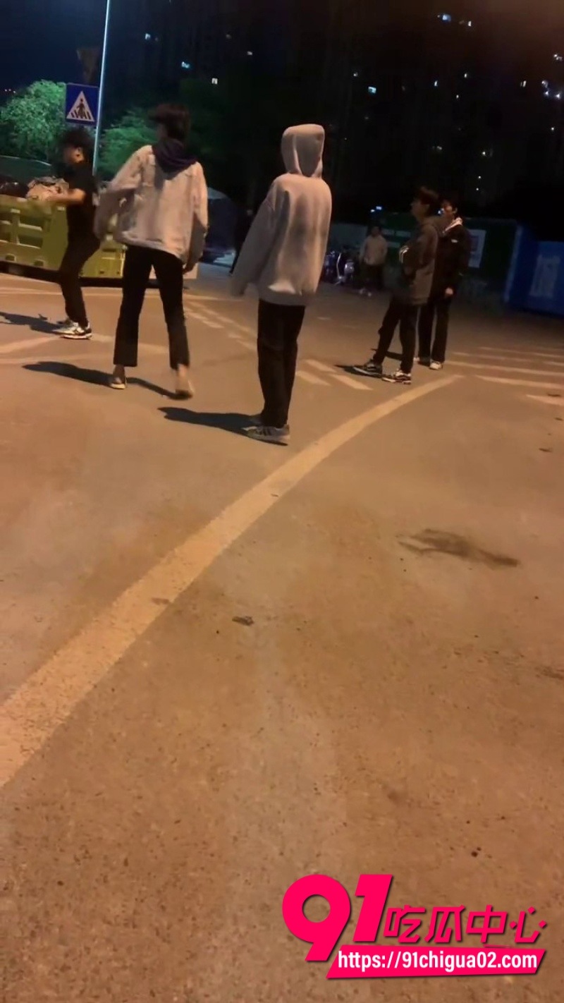 精神小伙霸凌群殴惊险瞬间3