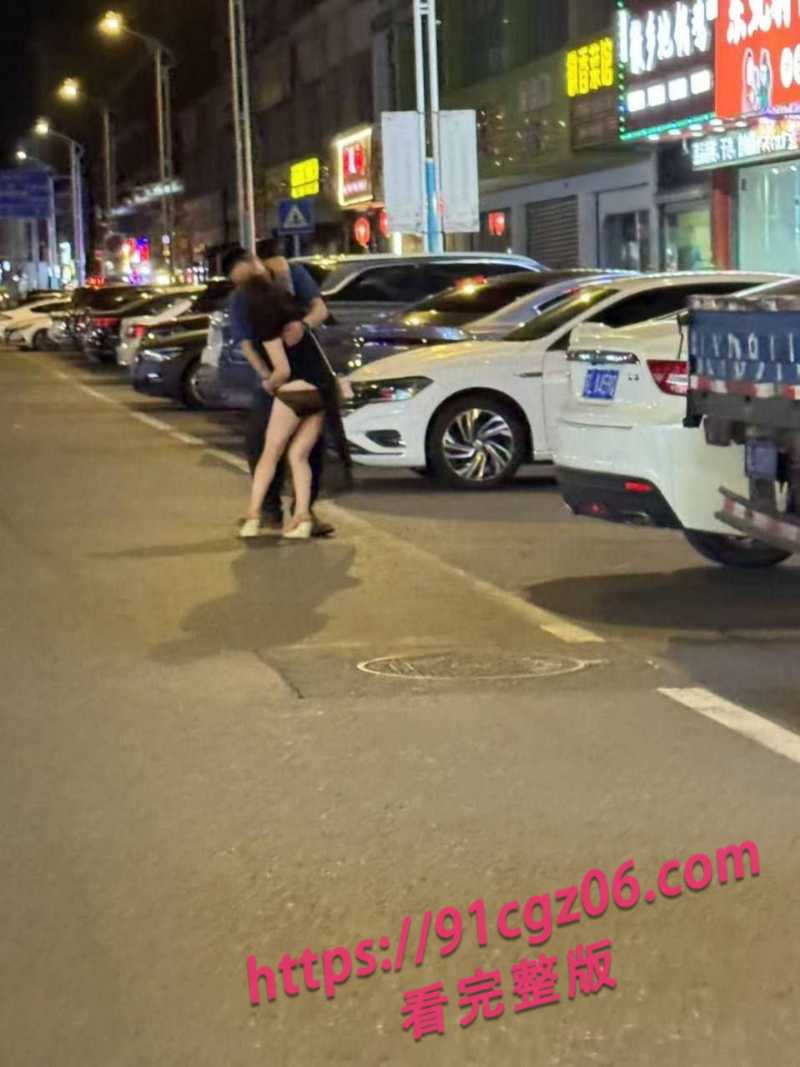 小情侣路边野战 让女友跪在地上口交 路过瓜友直接惊呆