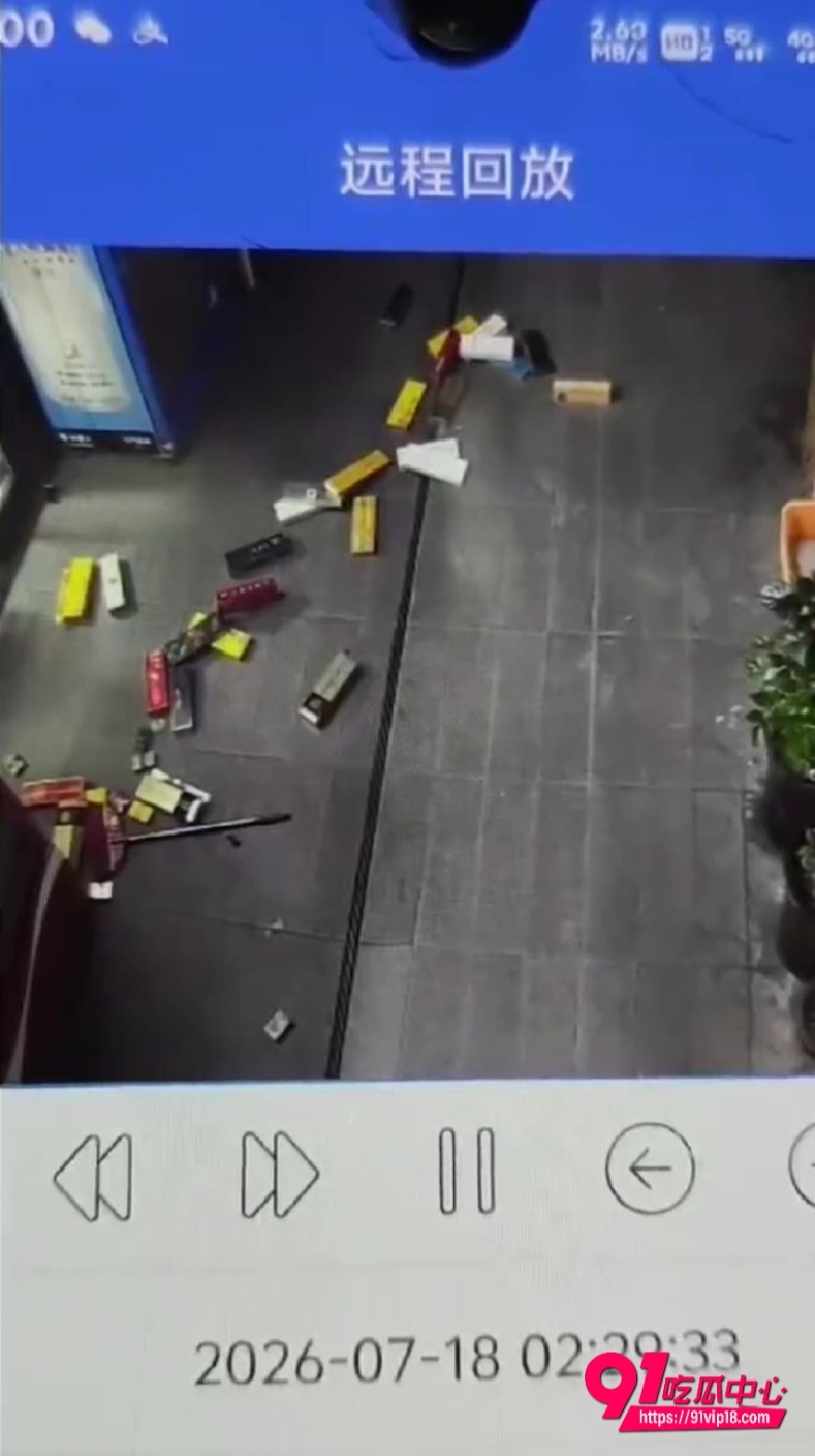 宜昌精神小伙打砸无人店偷烟事件7