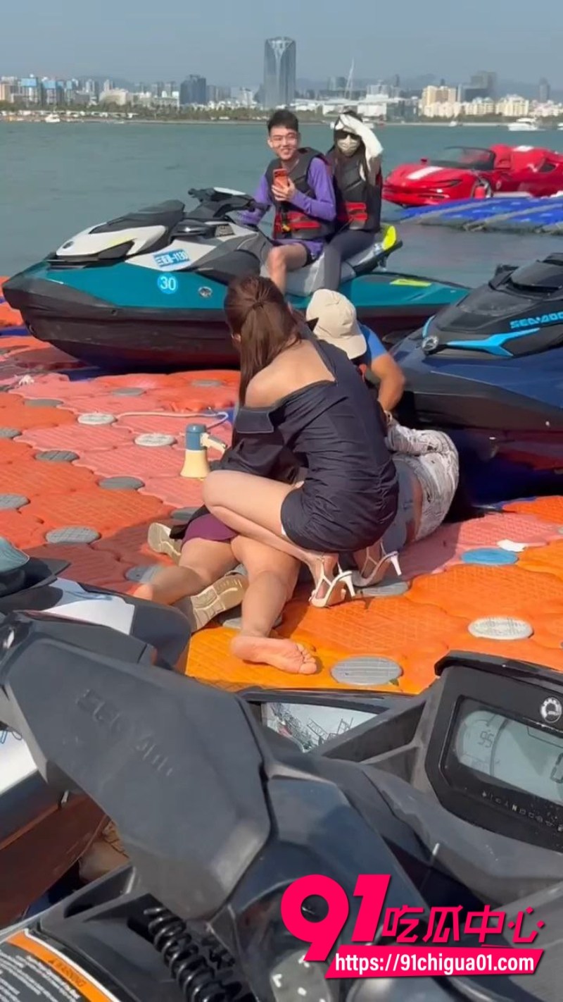 海南三亚海边 三女爆发冲突 头发一拽倒地就干5 海南三亚海边 三女爆发冲突 头发一拽倒地就干5