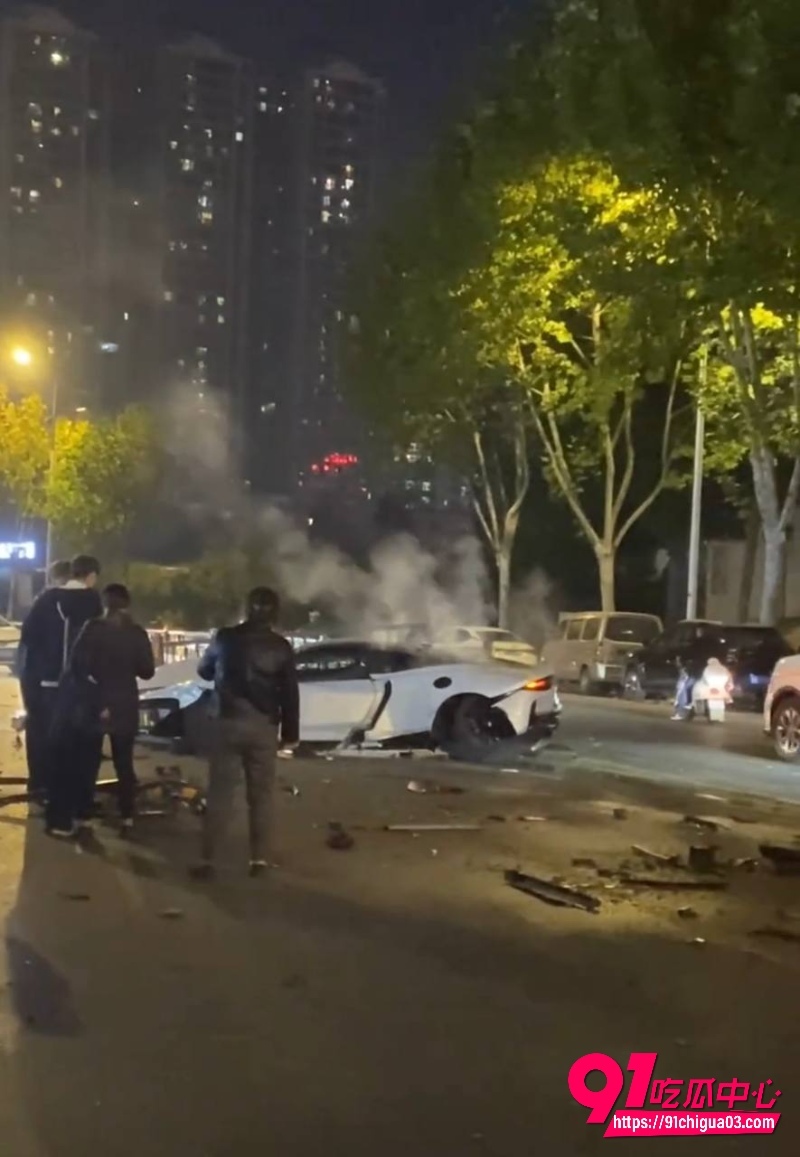 九江市区 迈凯伦 赣GVV117 深夜飙车撞护栏8 九江市区 迈凯伦 赣GVV117 深夜飙车撞护栏8