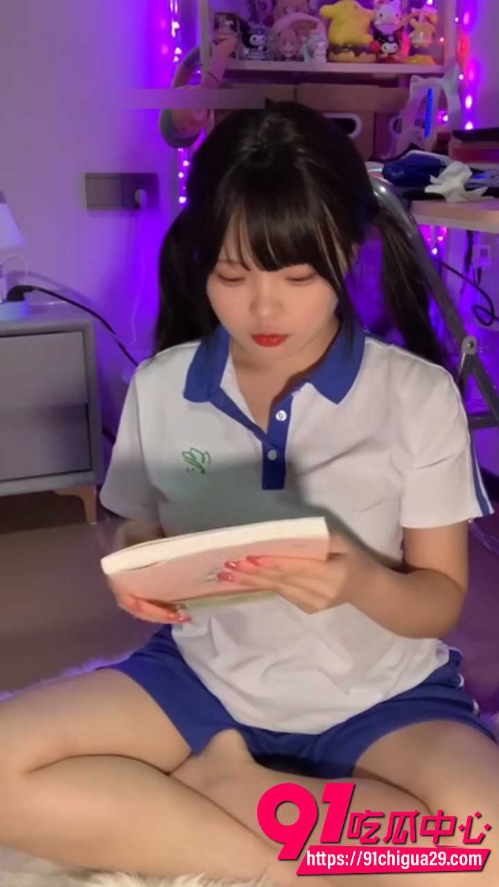 推特童颜巨乳福利姬小瑶幺幺 穿校服跪坐床上掀衣露奶玩鲍鱼 肥嫩骚穴塞玩具喷水高潮