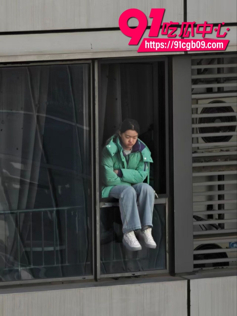 实拍跳楼!河北绿色外套少年高楼一跃坠亡全程8 实拍跳楼!河北绿色外套少年高楼一跃坠亡全程8
