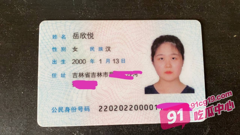 三洞齐开学生妹~稚嫩妹子在阴唇上打唇钉 三洞齐开被多屌猛插!