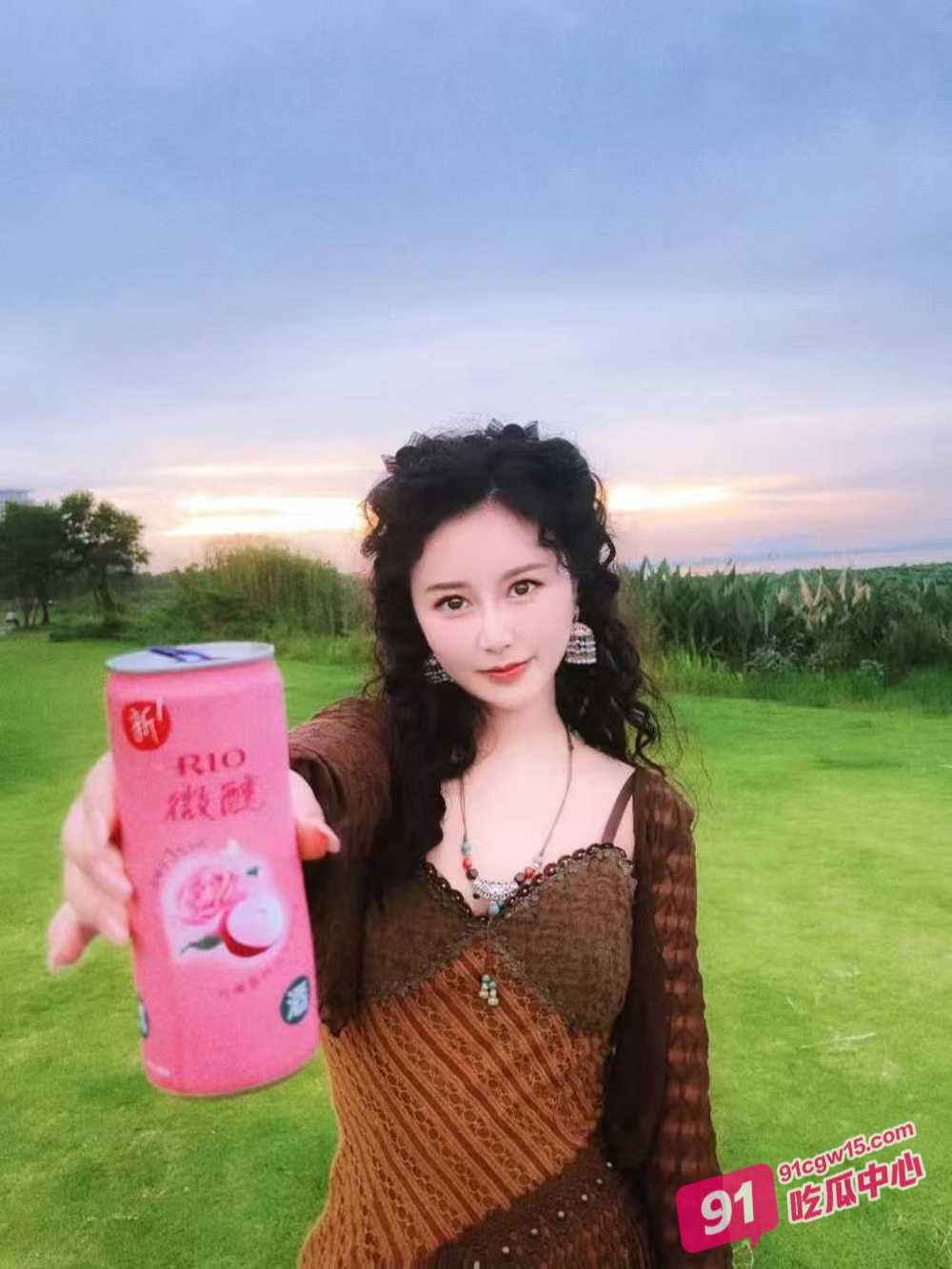 极度淫骚少妇朱鑫第一视角对镜自慰 蝴蝶骚逼简直就是人间尤物！