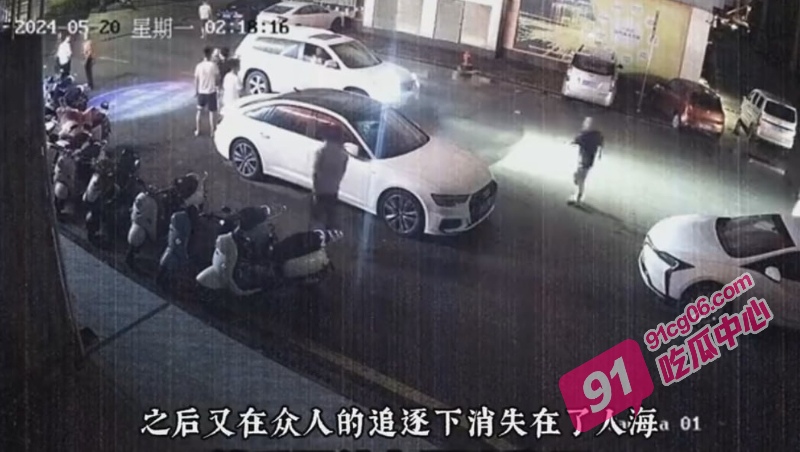 隔壁老王偷情遭捉奸 从2楼跳下砸破奥迪A4天窗 鞋子落车上逃跑消失