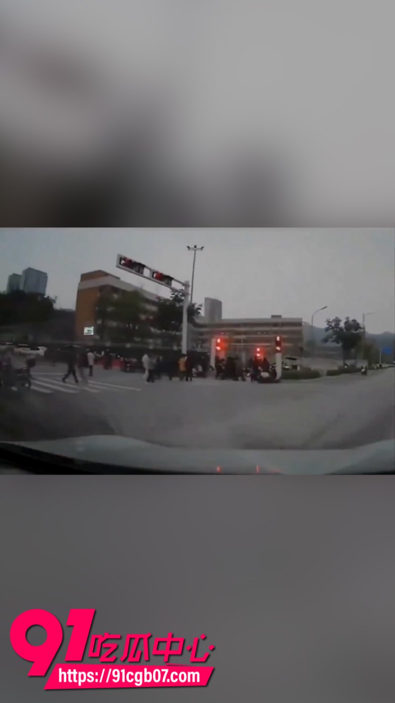 湖北一辆小轿车在学校门口高速冲撞学生和家长网页素材1 湖北一辆小轿车在学校门口高速冲撞学生和家长网页素材1