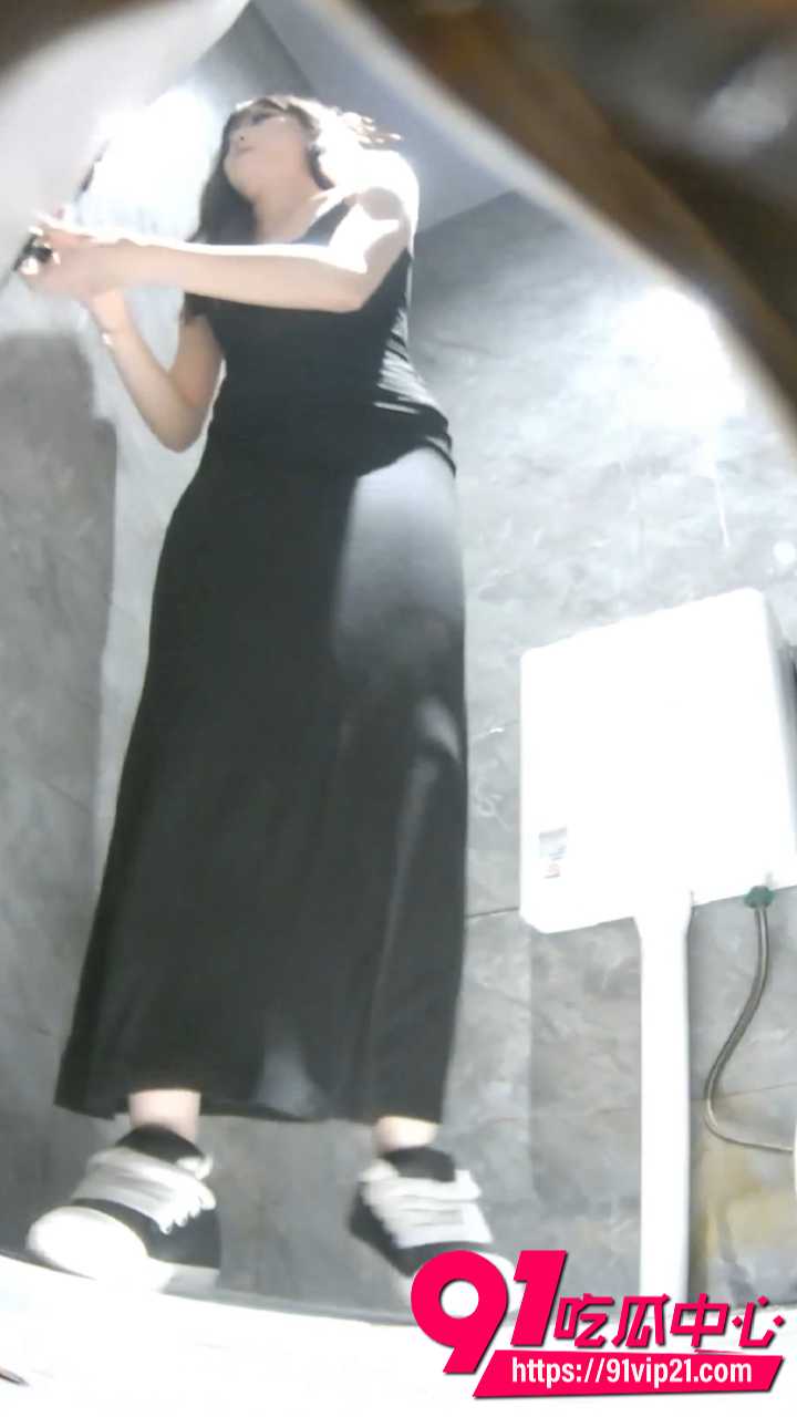 酒吧女厕偷拍美女喷尿2 酒吧女厕偷拍美女喷尿2