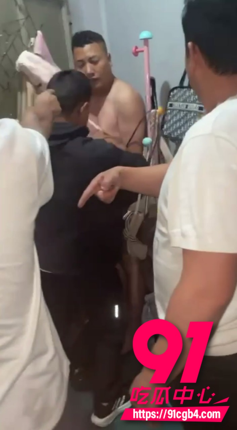 近期西藏民房原配带人当场捉奸 男女仅穿内裤被堵在床上 女子遭扇耳光仍捂嘴嘻嘻笑1 近期西藏民房原配带人当场捉奸 男女仅穿内裤被堵在床上 女子遭扇耳光仍捂嘴嘻嘻笑1