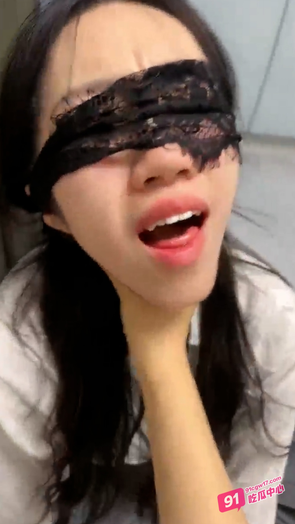 还是女奴会玩啊！戴着蕾丝眼罩互舔 这是母狗成对快乐加倍啊！ 配图2