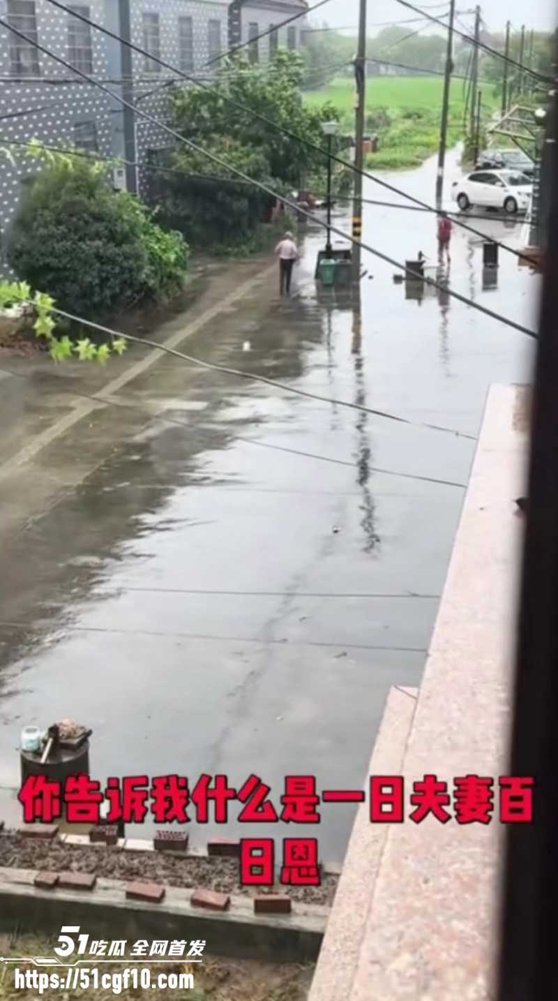 浙江老头拿刀追妻子06